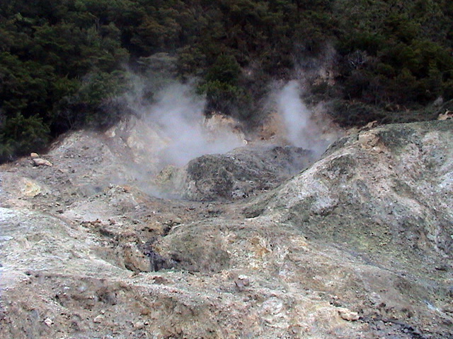 Sulphur Springs - sopečný kráter - jediné místo na světě, kde vede silnice kráterem činné sopky ("Drive-in-volcano")