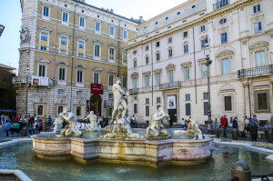 Za Maurovou fontánou stojí Palazzo Braschi, v němž dnes sídlí Museo di Roma. Palác postavený na samém konci 18. stol. pro vévodu Luigiho Braschiho, synovce papeže Pia VI., je typickým příkladem papežského nepotismu